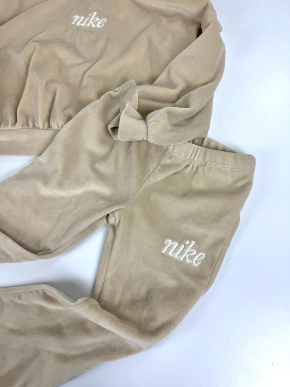 Nike Girls Youth Sz 4/5 Cozy Velour Pullover Hoodie & Flared Leggings 2pc Set - Picture 2 of 8